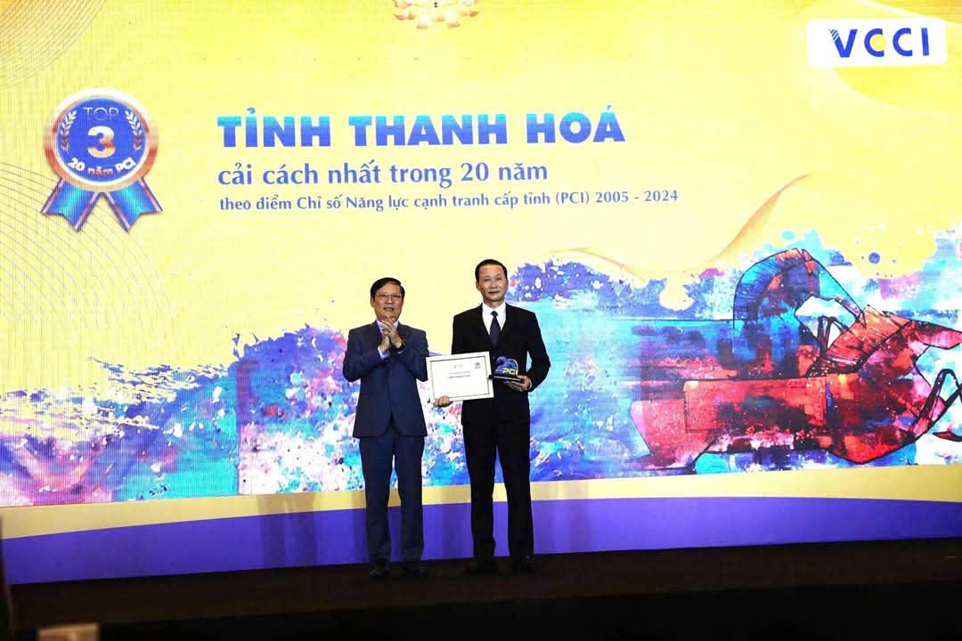 Chủ tịch UBND tỉnh Thanh Hoá Đỗ Minh Tuấn đón nhận kết quả PCI.