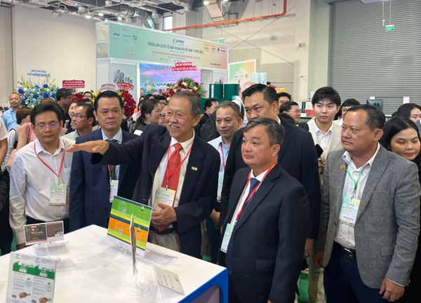 Phó Chủ tịch UBND tỉnh Bình Dương Bùi Minh Trí (thứ hai từ phải qua) tham quan gian hàng của Hiệp hội Bao bì Việt Nam. Phó Chủ tịch UBND tỉnh Bình Dương Bùi Minh Trí (thứ hai từ phải qua) tham quan gian hàng của Hiệp hội Bao bì Việt Nam.