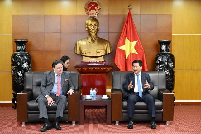 Bộ trưởng Nguyễn Hồng Diên trao đổi với Đại sứ Marc E. Knapper.