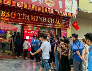 Dòng người chen mua vàng giữa lúc giá hạ, chuyên gia cảnh báo rủi ro