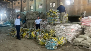 Thanh Hoá: Hơn 67 tấn phân bón giả mạo nhãn hiệu bị giám sát khắc phục hậu quả