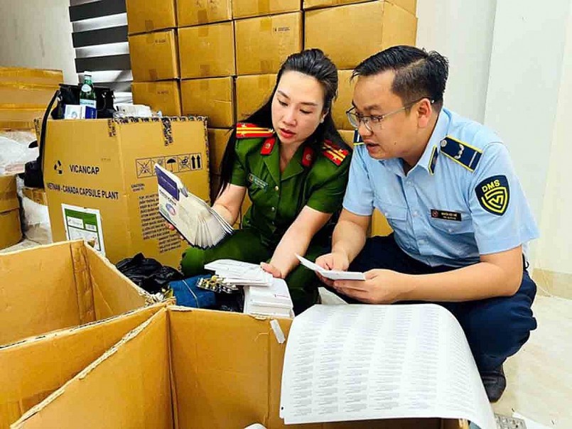 Cơ quan chức năng kiểm đếm số hàng hóa thu giữ của Phạm Ngọc Tiến và đồng phạm.