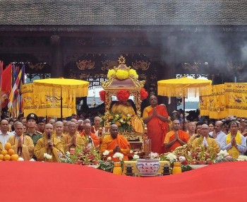 Hàng nghìn phật tử hành hương chiêm bái Xá lợi tại chùa Tam Chúc
