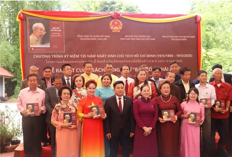 Ra mắt sách song ngữ Ra mắt sách song ngữ