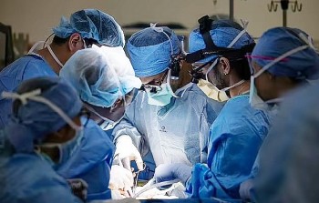 Ca ghép thận – bàng quang đầu tiên trên thế giới: Bước đột phá trong y học tái tạo