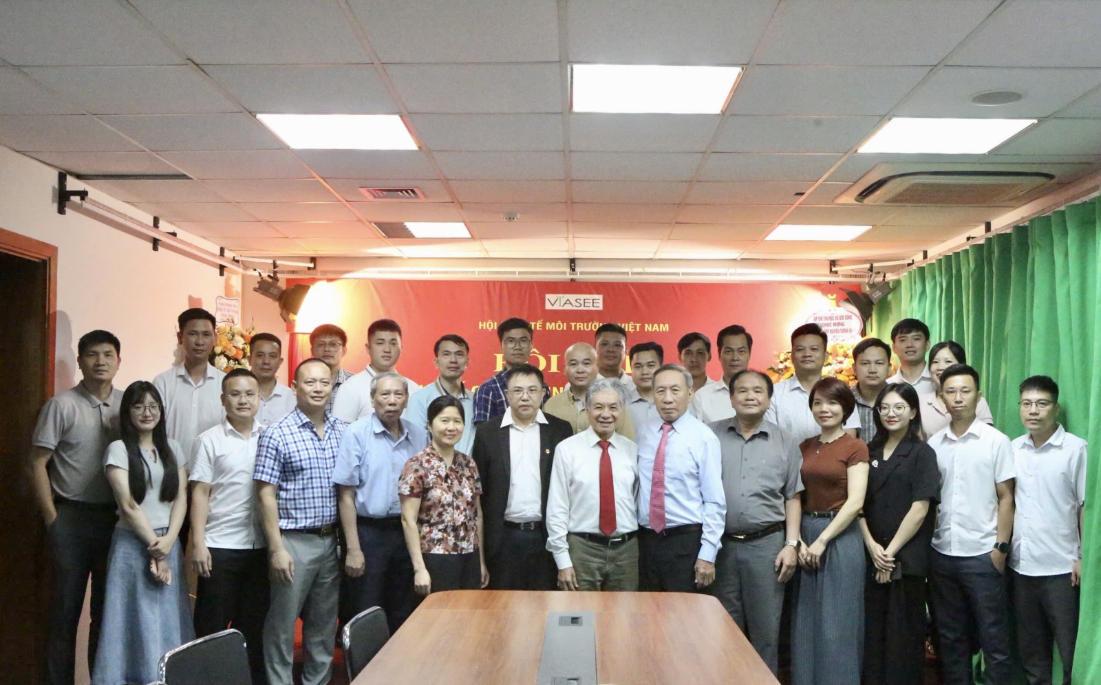 Lãnh đạo Hội và Tạp chí Kinh tế Môi trường chụp ảnh lưu niệm cùng tân Tổng Biên tập. Lãnh đạo Hội và Tạp chí Kinh tế Môi trường chụp ảnh lưu niệm cùng tân Tổng Biên tập.