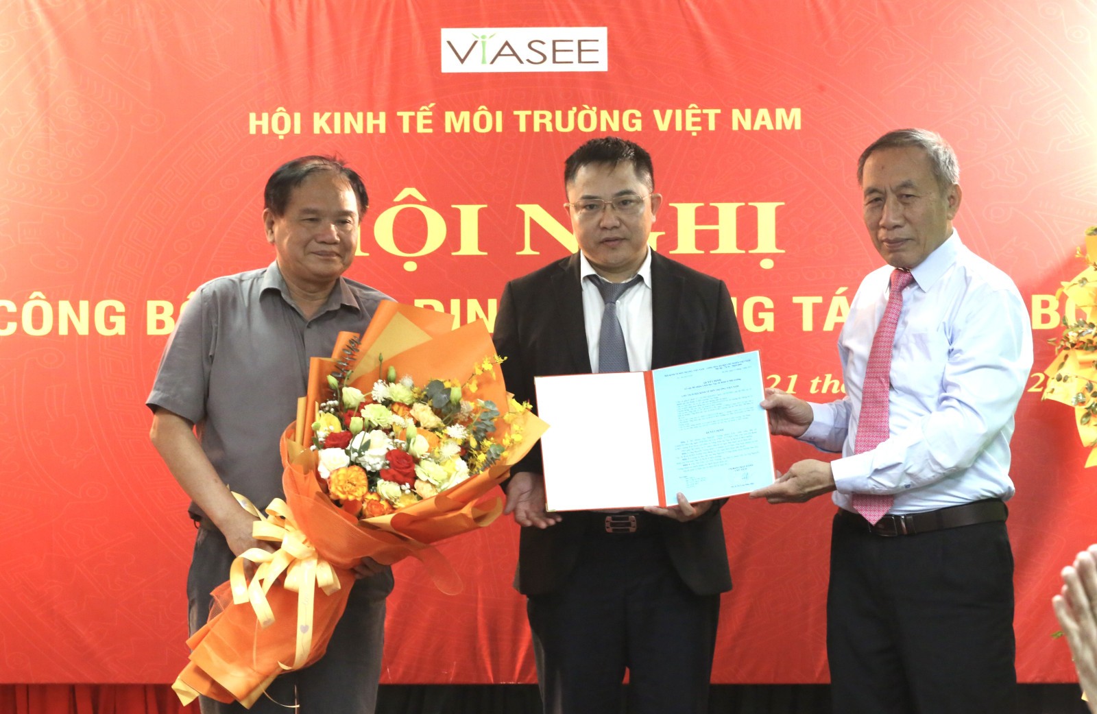 PGS.TS Lưu Đức Hải – Chủ tịch Hội Kinh tế Môi trường Việt Nam (bên phải) và PGS.TS Nguyễn Thế Chinh – Phó Chủ tịch Hội, trao quyết định bổ nhiệm và tặng hoa chúc mừng nhà báo Nguyễn Tường Quân, tân Tổng Biên tập Tạp chí Kinh tế Môi trường. PGS.TS Lưu Đức Hải – Chủ tịch Hội Kinh tế Môi trường Việt Nam (bên phải) và PGS.TS Nguyễn Thế Chinh – Phó Chủ tịch Hội, trao quyết định bổ nhiệm và tặng hoa chúc mừng nhà báo Nguyễn Tường Quân, tân Tổng Biên tập Tạp chí Kinh tế Môi trường.