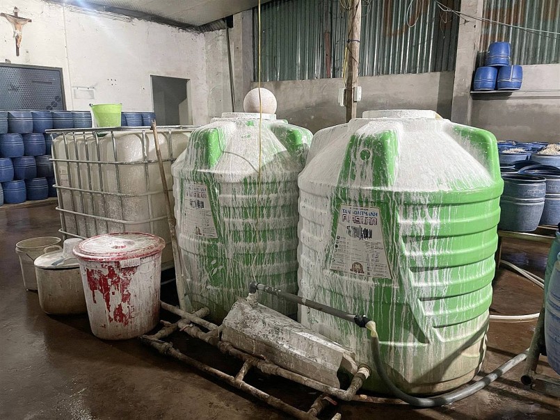 Số hóa chất dùng để ngâm giá đỗ tại các cơ sở này. Ảnh: ND Số hóa chất dùng để ngâm giá đỗ tại các cơ sở này. Ảnh: ND