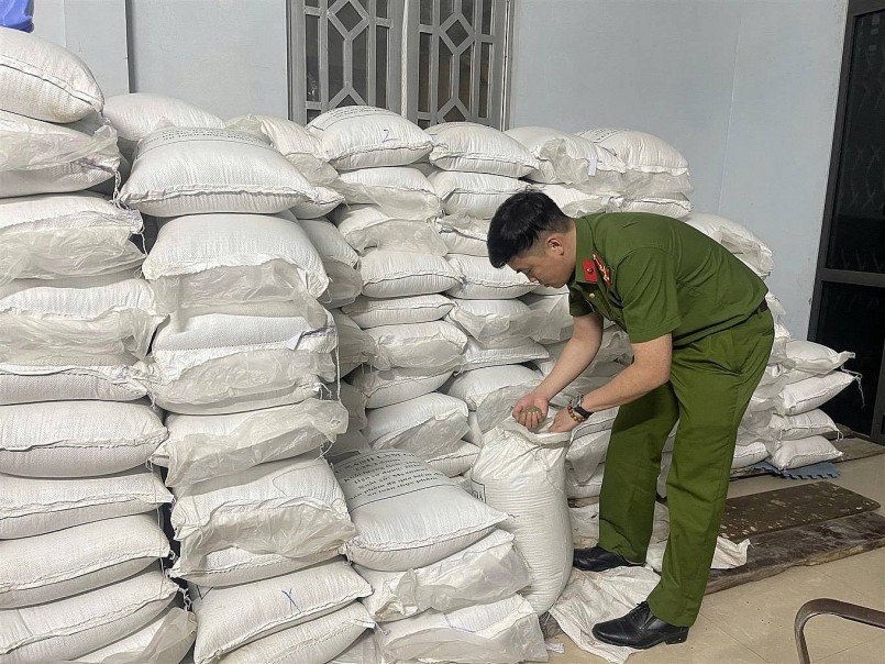 Số hóa chất chưa sử dụng được cơ quan chức năng thu giữ. Ảnh: ND Số hóa chất chưa sử dụng được cơ quan chức năng thu giữ. Ảnh: ND