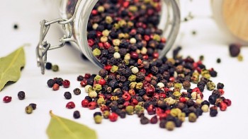 Giá tiêu ổn định trong nước, xuất khẩu chịu sức ép kép từ thuế và chi phí logistics