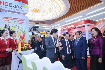 Thủ tướng yêu cầu ngành ngân hàng “về đích sớm” trong chuyển đổi số