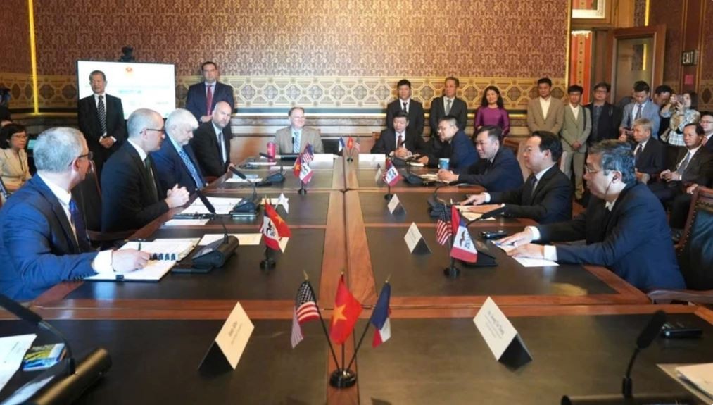 Lãnh đạo Bộ Nông nghiệp và Môi trường Việt Nam cùng lãnh đạo Bộ Nông nghiệp bang Iowa (Mỹ) chứng kiến lễ ký kết Bản ghi nhớ hợp tác thương mại nông lâm thủy sản. Ảnh: Chinhphu.vn