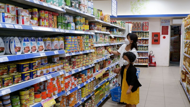 Người tiêu dùng lựa chọn mua sản phẩm mang thương hiệu Việt tại một siêu thị hiện đại, thể hiện sự chuyển biến trong ý thức ưu tiên dùng hàng Việt.