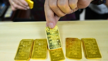 Giá vàng tiếp tục lao dốc, người mua lỗ gần 9 triệu đồng mỗi lượng