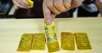 Giá vàng tiếp tục lao dốc, người mua lỗ gần 9 triệu đồng mỗi lượng