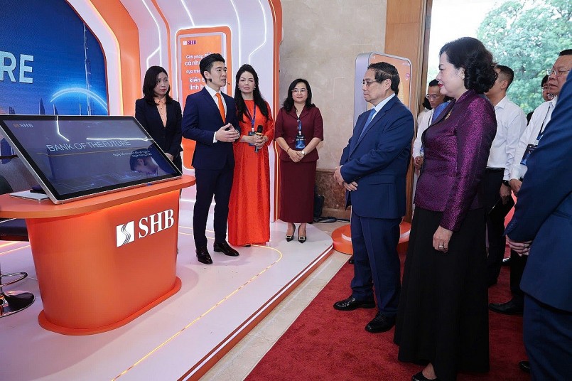 Phó Chủ tịch HĐQT SHB Đỗ Quang Vinh trình bày giải pháp thanh toán tích hợp trước Thủ tướng và lãnh đạo Nhà nước Phó Chủ tịch HĐQT SHB Đỗ Quang Vinh trình bày giải pháp thanh toán tích hợp trước Thủ tướng và lãnh đạo Nhà nước