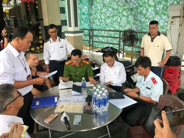 Đoàn kiểm tra của Sở NN-MT tỉnh Hậu Giang kiểm tra đột xuất cơ sở giết mổ gia súc Dững - Nga (gia công cho Công ty C.P) vào ngày 2.6