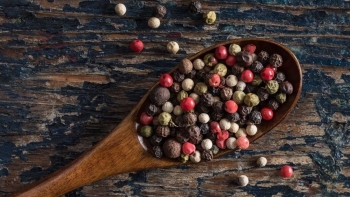 Giá tiêu trong nước giảm nhẹ, thế giới bật tăng