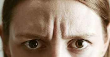 Những thói quen âm thầm hủy hoại khuôn mặt bạn