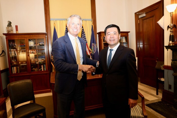 Bộ trưởng Bộ Công Thương Nguyễn Hồng Diên làm việc với Thượng nghị sĩ Roger Marshall. (Ảnh: Bộ Công Thương).