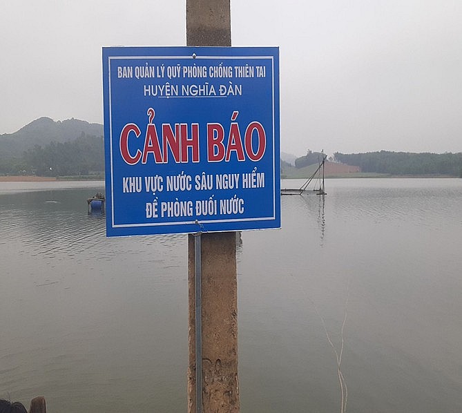 gắn biển cảnh báo ở khu vực nguy hiểm. gắn biển cảnh báo ở khu vực nguy hiểm.