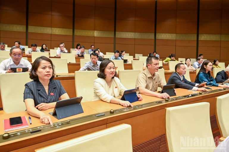 Các đại biểu Quốc hội biểu quyết thông qua Luật Thuế thu nhập doanh nghiệp (sửa đổi). (Ảnh: DUY LINH)