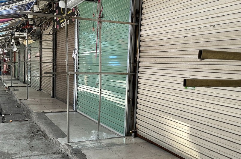 Nhiều tiểu thương lựa chọn tạm ngừng kinh doanh để nghe ngóng quy định mới về hóa đơn điện tử. Nhiều tiểu thương lựa chọn tạm ngừng kinh doanh để nghe ngóng quy định mới về hóa đơn điện tử.