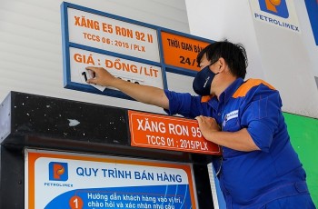Giá xăng dầu trong nước vọt tăng mạnh, RON 95 lên trên 21.000 đồng/lít