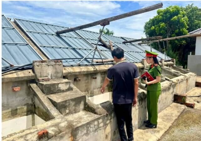 Hàng nghìn chai nước mắm bị vứt bỏ ven đường có cơ sở sản xuất tại Thanh Hóa