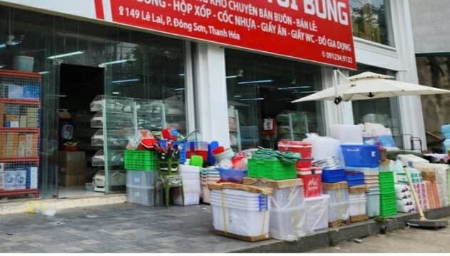 Hàng nghìn chai nước mắm bị vứt bỏ ven đường có cơ sở sản xuất tại Thanh Hóa