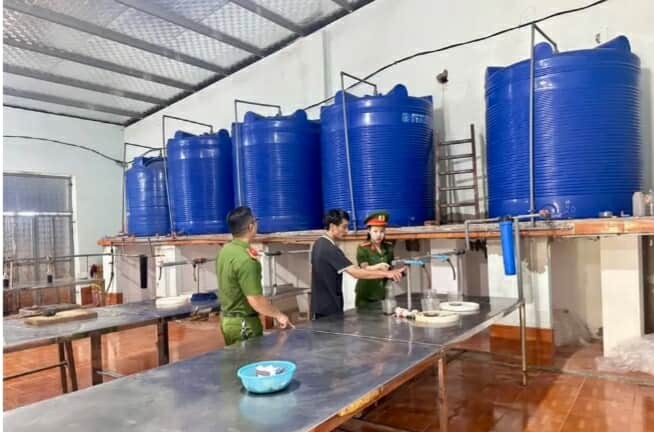 Hàng nghìn chai nước mắm bị vứt bỏ ven đường có cơ sở sản xuất tại Thanh Hóa