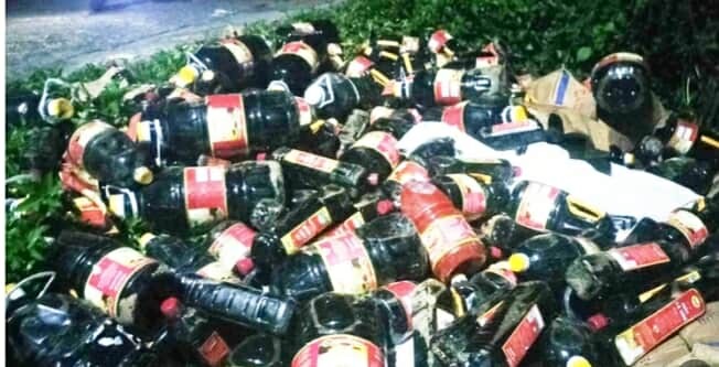 Hàng nghìn chai nước mắm bị vứt bỏ ven đường có cơ sở sản xuất tại Thanh Hóa