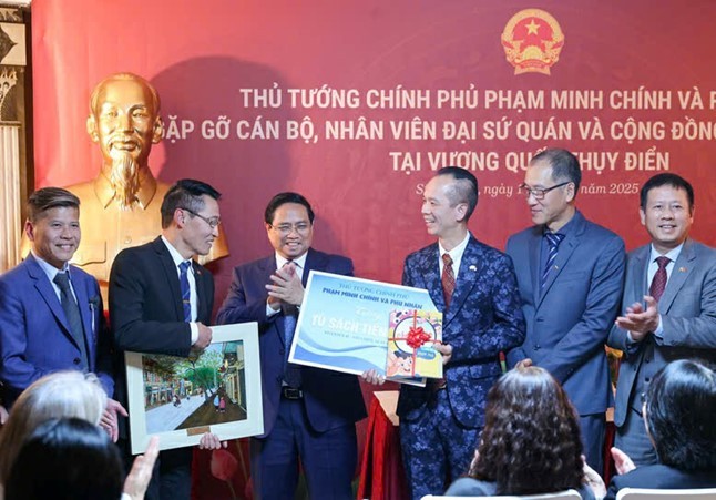 Thủ tướng Phạm Minh Chính và Phu nhân cùng các cán bộ, nhân viên Đại sứ quán và cộng đồng người Việt Nam tại Thuỵ Điển. Ảnh: ĐSQ Việt Nam tại Thuỵ Điển Thủ tướng Phạm Minh Chính và Phu nhân cùng các cán bộ, nhân viên Đại sứ quán và cộng đồng người Việt Nam tại Thuỵ Điển. Ảnh: ĐSQ Việt Nam tại Thuỵ Điển