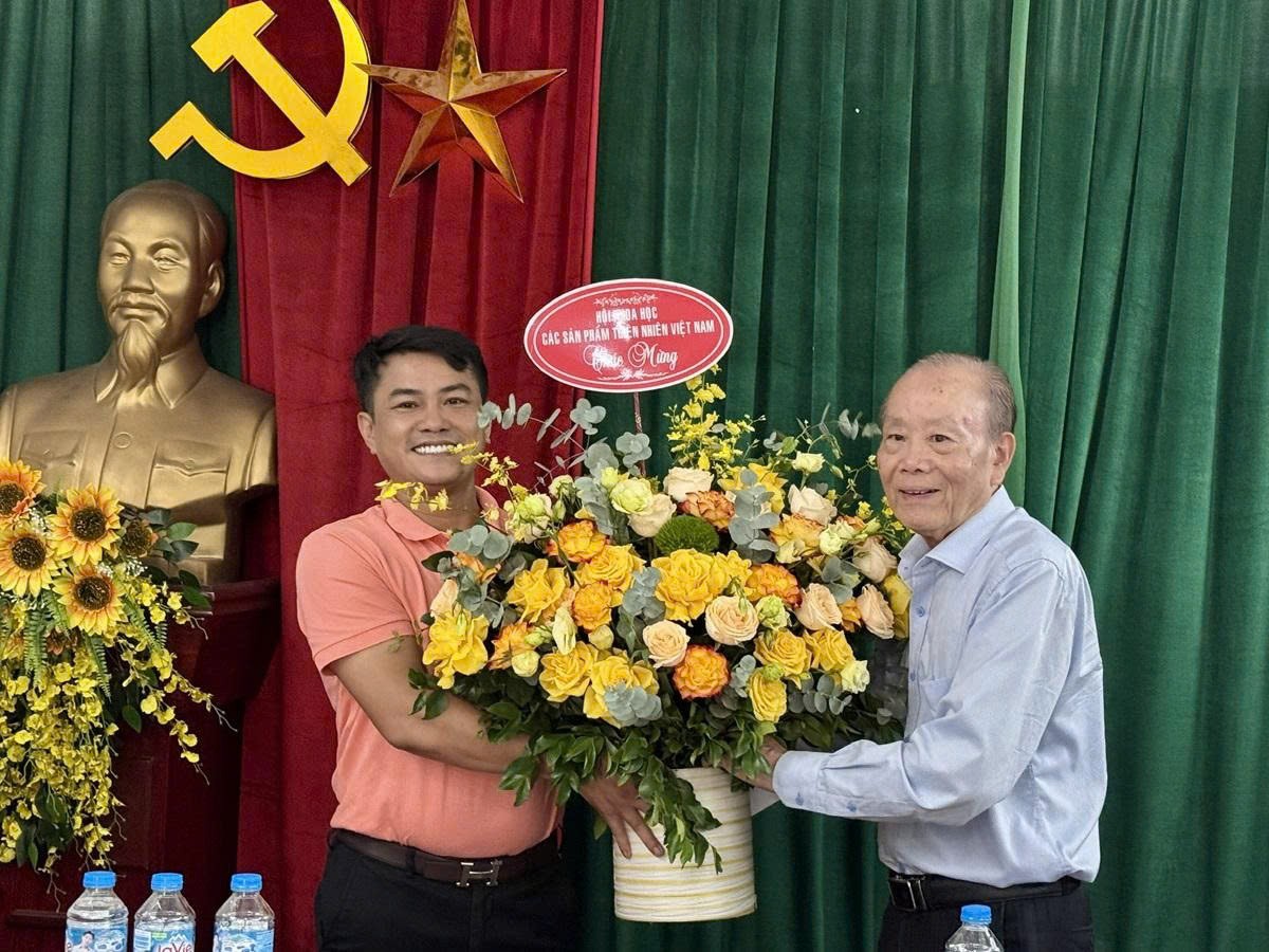 GS.TS Phạm Văn Thiêm - Chủ tịch Trung ương Hội VANPS gửi lời chúc mừng tốt đẹp nhất đến toàn thể Ban biên tập, cán bộ, phóng viên, biên tập viên Tạp chí Thương hiệu và Sản phẩm. GS.TS Phạm Văn Thiêm - Chủ tịch Trung ương Hội VANPS gửi lời chúc mừng tốt đẹp nhất đến toàn thể Ban biên tập, cán bộ, phóng viên, biên tập viên Tạp chí Thương hiệu và Sản phẩm.