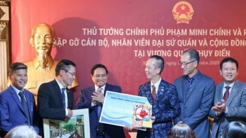 Thủ tướng Phạm Minh Chính và Phu nhân trao tặng sách của Nhà xuất bản Giáo dục Việt Nam trong chuyến công tác tại Thụy Điển và Estonia