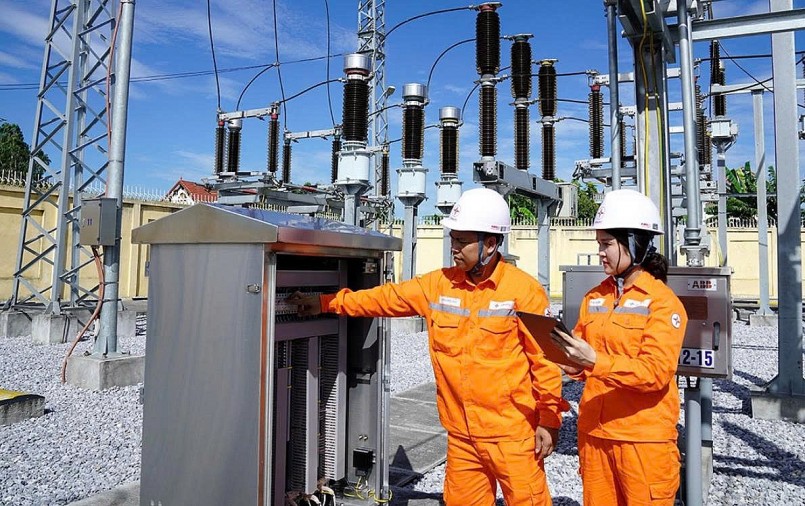 Trạm biến áp hoạt động hết công suất trong những ngày nắng nóng đầu tháng 6, khi phụ tải điện tại nhiều khu vực liên tục lập đỉnh mới.