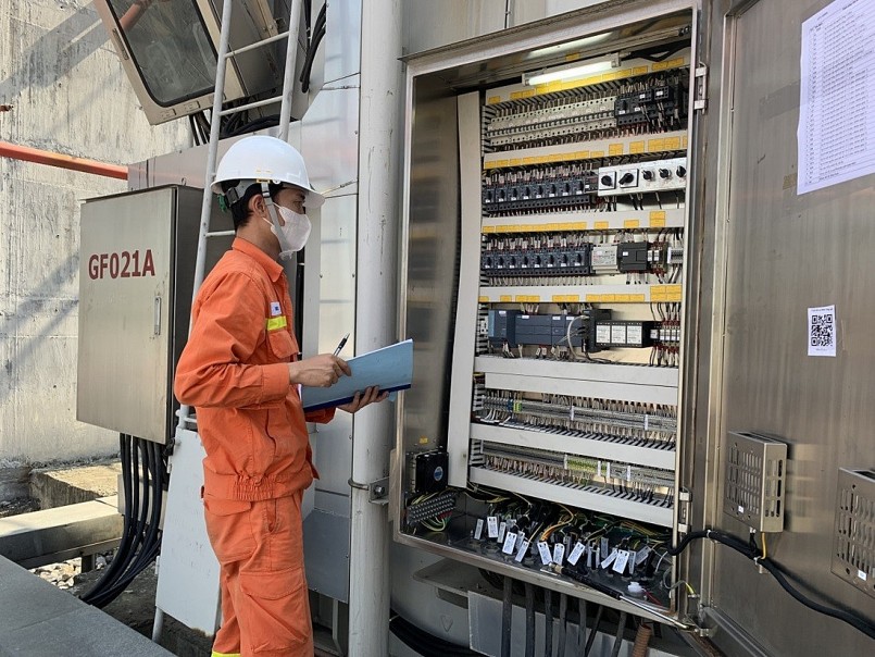 Kỹ sư ngành điện kiểm tra thông số vận hành tại trung tâm điều độ hệ thống điện quốc gia, nơi xây dựng kịch bản điều hành theo thời tiết và phụ tải thực tế.