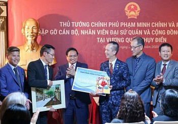 Thủ tướng Phạm Minh Chính và Phu nhân trao tặng sách của Nhà xuất bản Giáo dục Việt Nam trong chuyến công tác tại Thụy Điển và Estonia