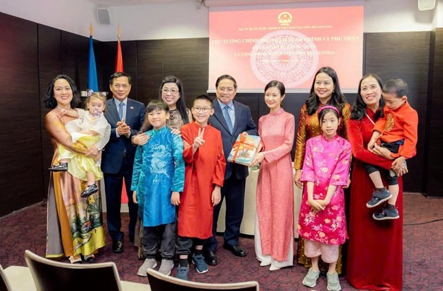 Thủ tướng Phạm Minh Chính và Phu nhân cùng các cán bộ, nhân viên Đại sứ quán và cộng đồng người Việt Nam tại Estonia. Ảnh: ĐSQ Việt Nam tại Cộng hòa Phần Lan và Cộng hòa Estonia Thủ tướng Phạm Minh Chính và Phu nhân cùng các cán bộ, nhân viên Đại sứ quán và cộng đồng người Việt Nam tại Estonia. Ảnh: ĐSQ Việt Nam tại Cộng hòa Phần Lan và Cộng hòa Estonia