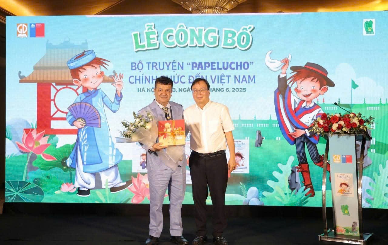 Ông Nguyễn Tiến Thanh tặng hoa Ngài Sergio Narea - Đại sứ Chile tại Việt Nam. Ông Nguyễn Tiến Thanh tặng hoa Ngài Sergio Narea - Đại sứ Chile tại Việt Nam.