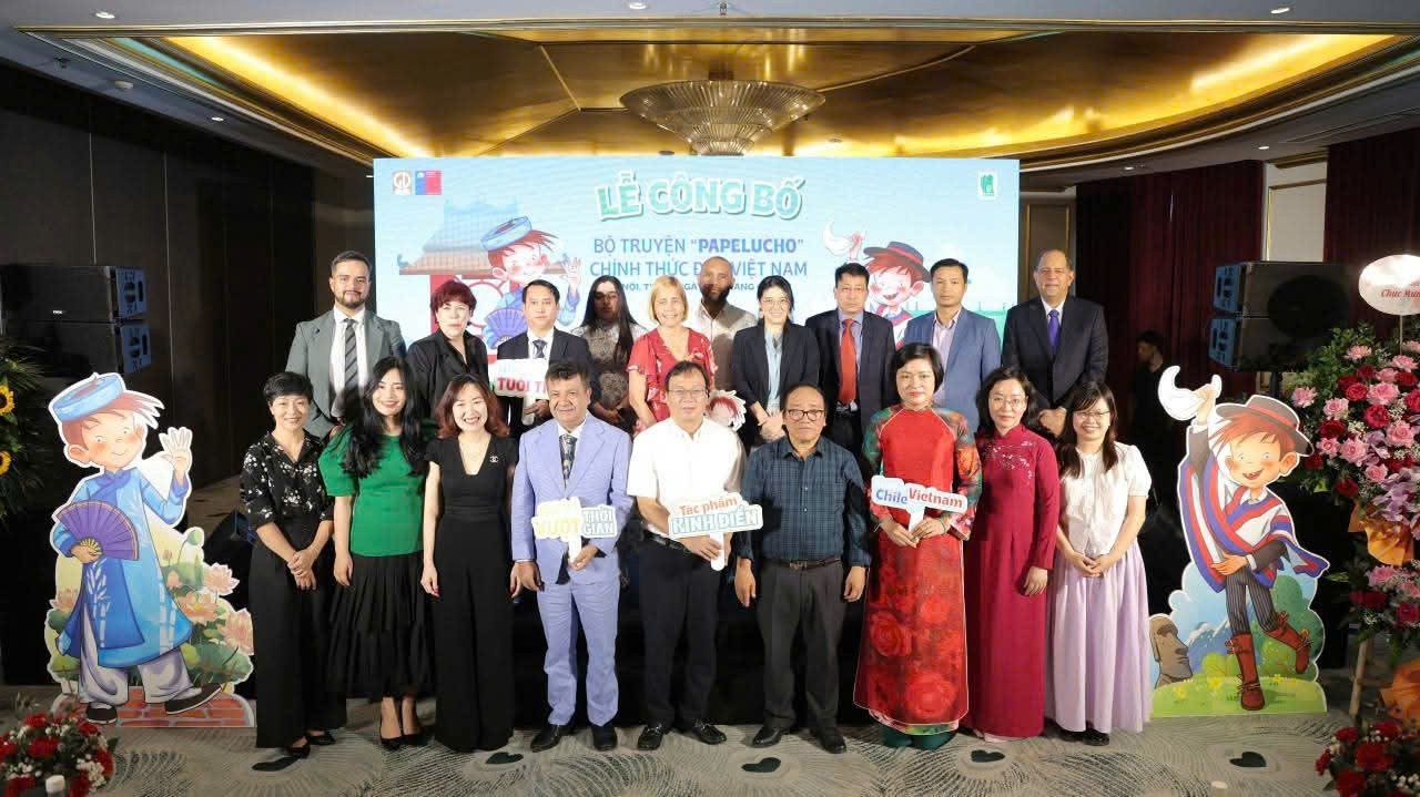 Các đại biểu tham dự buổi lễ chụp ảnh lưu niệm. Các đại biểu tham dự buổi lễ chụp ảnh lưu niệm.