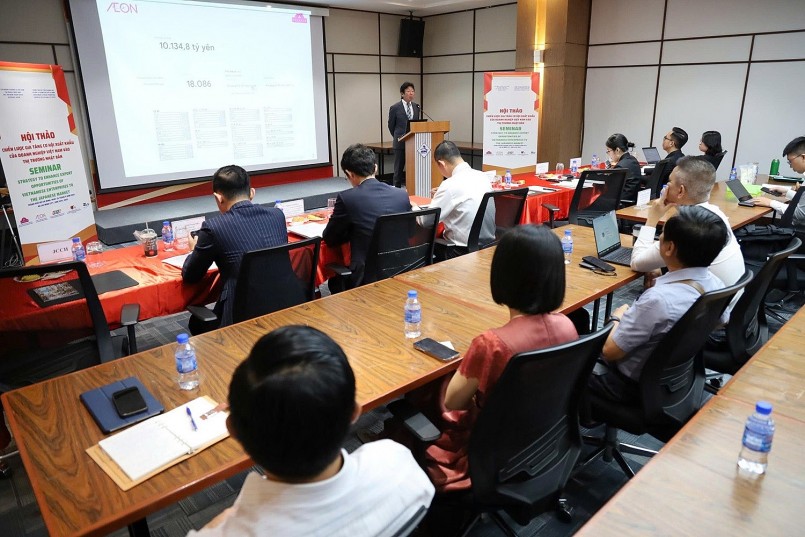 Doanh nghiệp giới thiệu nông sản tại hội chợ xúc tiến thương mại, nỗ lực vượt rào cản tiêu chuẩn khi thâm nhập thị trường Nhật Bản.