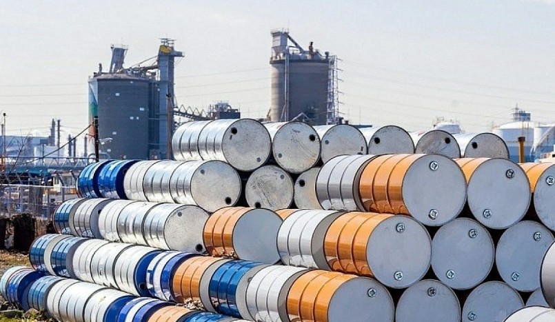 Các thùng chứa dầu được dự trữ tại cơ sở lọc hóa dầu, phục vụ ổn định nguồn cung trong bối cảnh thị trường biến động.