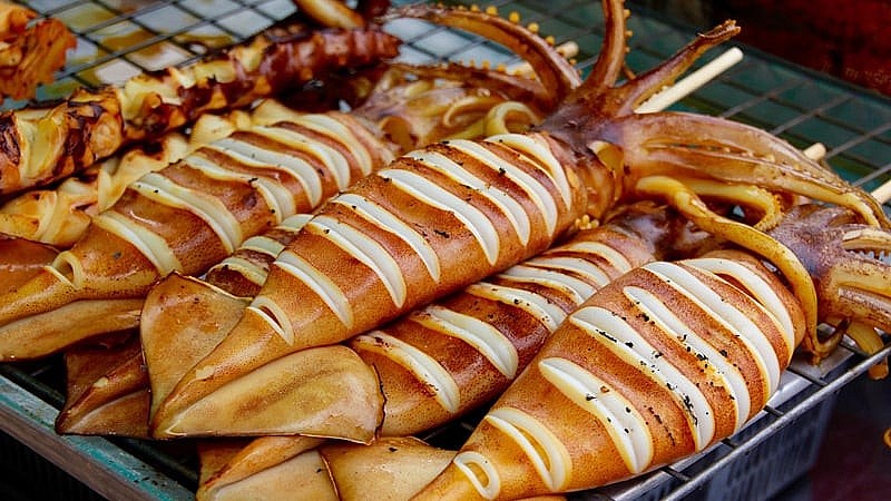 Ngay sau khi câu lên, mực được rửa sơ rồi nướng trực tiếp trên than hồng. Ngay sau khi câu lên, mực được rửa sơ rồi nướng trực tiếp trên than hồng.