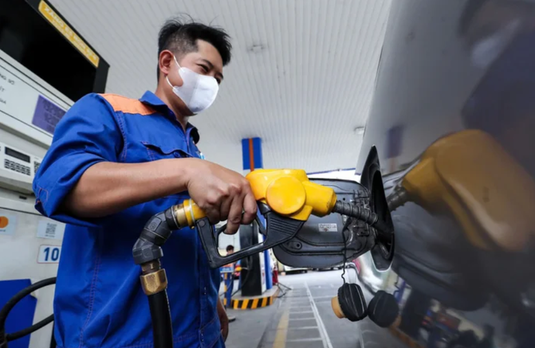 Giá xăng dầu giảm mạnh, RON 95 xuống dưới 20.000 đồng/lít