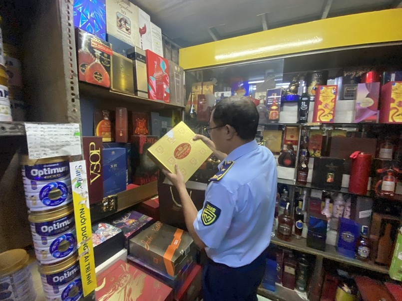 Lực lượng quản lý thị trường đang kiểm tra và xử lý hàng giả tại kho hàng thương mại điện tử, đối mặt với khối lượng lớn sản phẩm đa dạng và nhiều thủ đoạn tinh vi. Lực lượng quản lý thị trường đang kiểm tra và xử lý hàng giả tại kho hàng thương mại điện tử, đối mặt với khối lượng lớn sản phẩm đa dạng và nhiều thủ đoạn tinh vi.