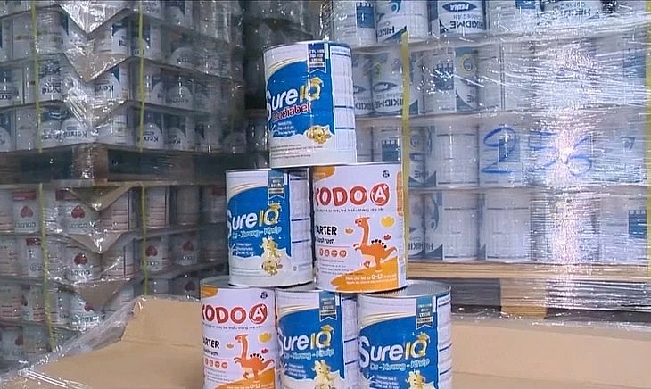 Các hộp sữa bột giả bị công an phát hiện - Ảnh: VTV