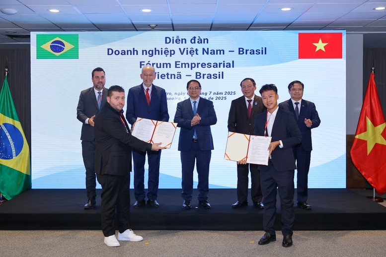 Thủ tướng Phạm Minh Chính và các đại biểu chứng kiến lễ trao thỏa thuận hợp tác giữa Công ty Cổ phần Nam Việt (NAVICO) và AV09 Comercio Exporter Ltda trong lĩnh vực thủy sản - Ảnh: VGP Thủ tướng Phạm Minh Chính và các đại biểu chứng kiến lễ trao thỏa thuận hợp tác giữa Công ty Cổ phần Nam Việt (NAVICO) và AV09 Comercio Exporter Ltda trong lĩnh vực thủy sản - Ảnh: VGP