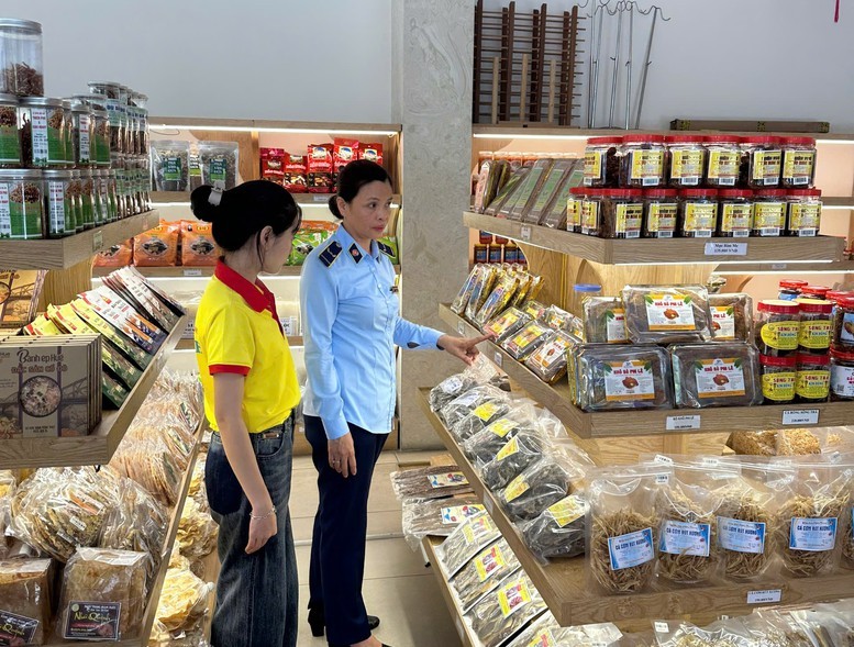 Lực lượng chức năng kiểm tra sản phẩm hàng hóa - Ảnh: VGP