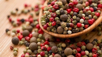 Giá tiêu hôm nay dao động quanh 140.000 đồng/kg, thị trường thế giới phân hóa nhẹ